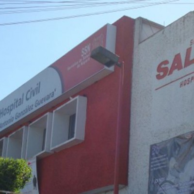  Muere niño encerrado en el auto de su padre