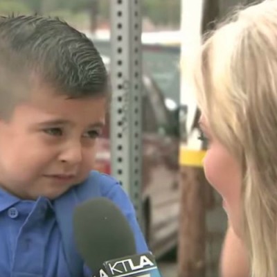  (Video) Reportera hace llorar a pequeño en su primer día de clases