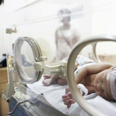  (Video) Rescatan en China a recién nacida arrojada a un excusado