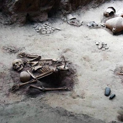  Madre e hijo, abrazados por más de 4 mil años