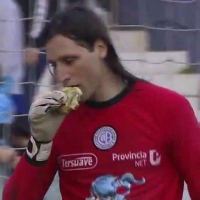  Portero se come hamburguesa que le lanzan desde la tribuna