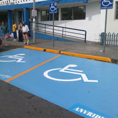  (VIDEO) Usan a niña “fantasma” para estacionarse en lugar prohibido