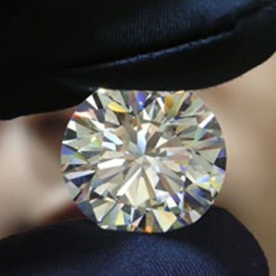  Ladrón reemplaza diamante de 200 mil dólares por uno falso