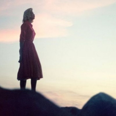  El misterio de las fotos de mujeres en una playa halladas en Virginia