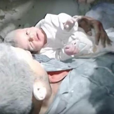  (Video) Rescatan a bebé que sobrevivió a bombardeo en Siria