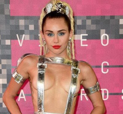  Miley Cyrus se vuelve a robar toda la atención en los VMAs, los premios de MTV