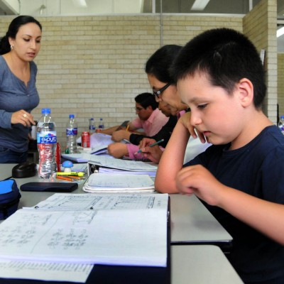  Estudia un diplomado de Química Analítica en UNAM; y tiene 9 años