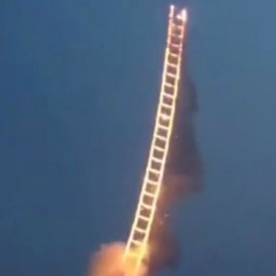  Usa fuegos artificiales para ‘construir escalera al cielo’