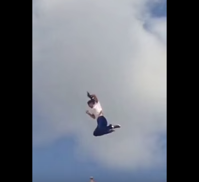  VIDEO: Jovencita se lanza de campanario de 10 metros y ¡sobrevive!