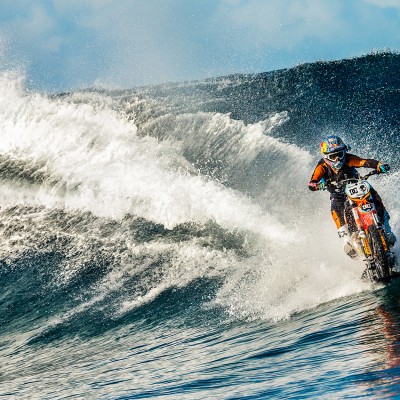  (Video) ¡Increíble! Surf en moto