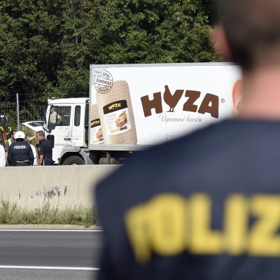  Macabro hallazgo de decenas de inmigrantes muertos dentro de un camión