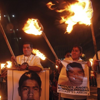  Padres de los normalistas harán huelga de hambre