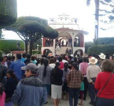  Funcionarios son obligados a caminar descalzos por incumplimiento de obras