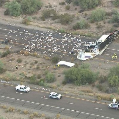  Camión de presos sufre volcadura y los ilesos no huyen