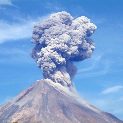  Volcán de Colima emite fumarola de 3 mil metros