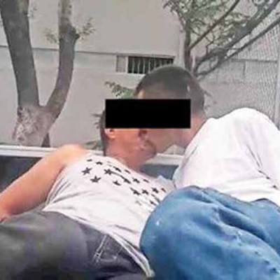  Policías de Chihuahua obligan a detenidos a besarse en la boca