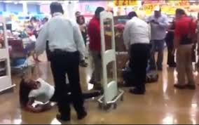  VIDEO: Esposan a mujer del pie, acusada de robo en supermercado