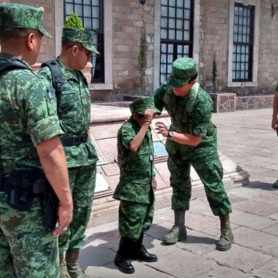  Nombran soldado honorario a niño con enfermedad terminal