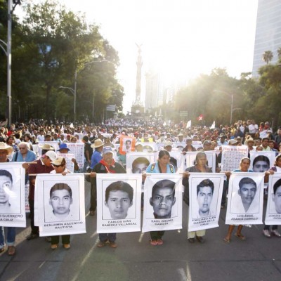  Miles marchan en paz por los 43 normalistas