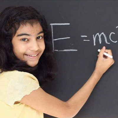  Esta niña podría ser más inteligente que Einstein y Hawking