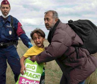  Entrenadores españoles acogen al sirio agredido por la periodista húngara