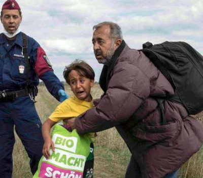  Entrenadores españoles acogen al sirio agredido por la periodista húngara