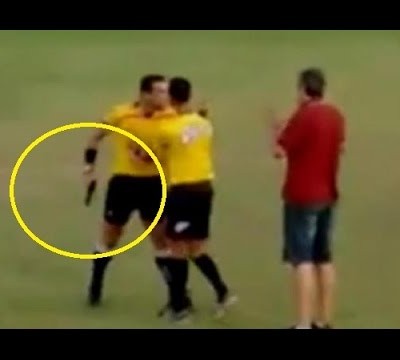  VIDEO: Árbitro saca pistola en pleno partido