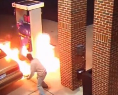  Intentó matar una araña con encendedor en gasolinera | VIDEO