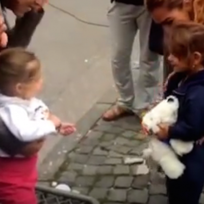  (Video) Pequeña alemana obsequia dulces a niña refugiada