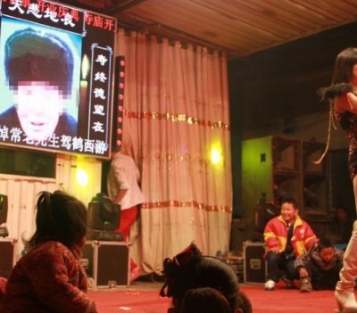  VIDEO: Fiesta y chicas sexys en funerales de Taiwán