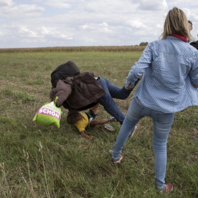  Así se disculpa la periodista húngara que pateó migrantes