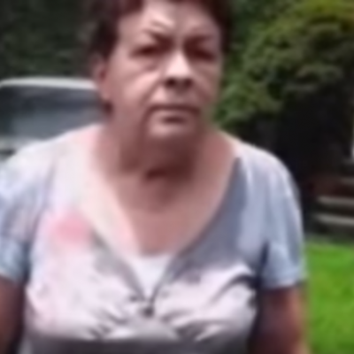  VIDEO: Con cuchillo, #LadyBanqueta obliga a mover el auto a una persona