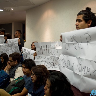  Protestan universitarios ante rector; demandan reducir cuotas