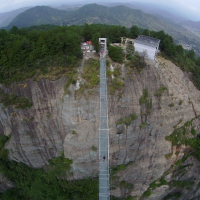  China abre un puente de cristal sobre un precipicio