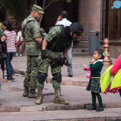  Señor soldado, soy Paquita, no haré travesuras