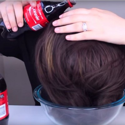  (Video) Nuevo tip de belleza: lavar el cabello con Coca Cola