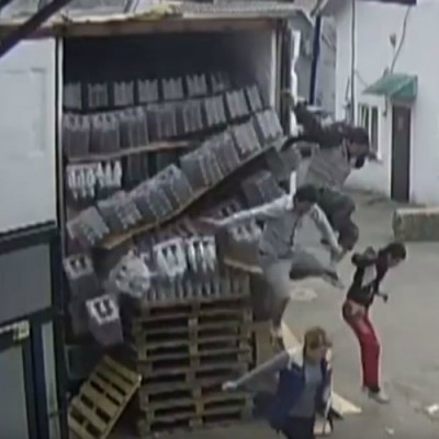 (Video) Incidente de cargadores rusos provoca destrucción de 40 cajas de Vodka