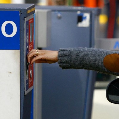  Centros comerciales hacen caso omiso de prohibición de cobro en estacionamientos