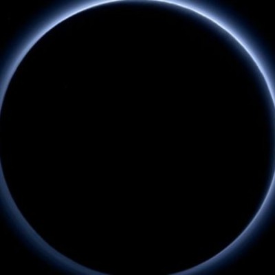  Descubren cielos azules y agua congelada en Plutón