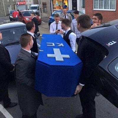  Joven cambia amigos por novia, y éstos le organizan funeral