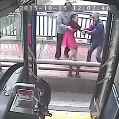  (Video) Chofer de autobús impide que mujer se lance a un río