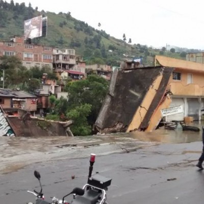  (Video) Fuertes lluvias provocan derrumbe de edificio en Michoacán