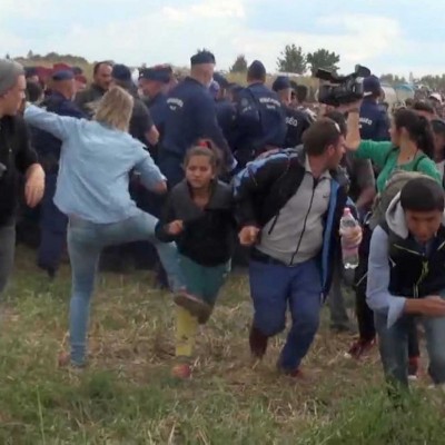  Reportera que pateó a refugiados planea huir a Rusia