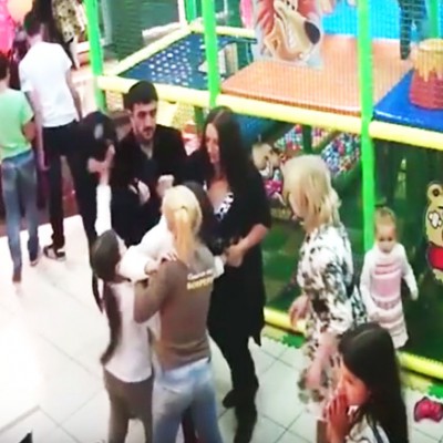  (Video) Fiesta infantil se convierte en batalla campal entre padres de familia