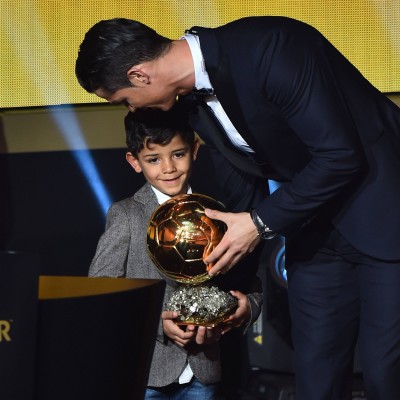  (Video) Hijo de Cristiano Ronaldo hace enojar a su abuela al preguntar por Messi