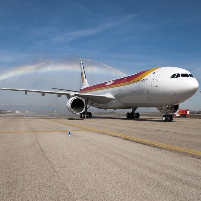  (Video) Avión de Iberia aterriza rozando automóviles en Costa Rica