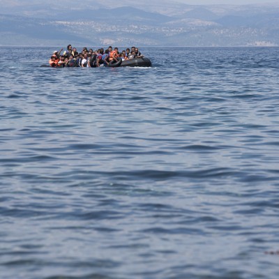  (Video) Rescatan con vida a bebé sirio refugiado en el mar Egeo