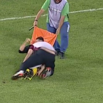  Camilleros tiran y lesionan a futbolista en Grecia