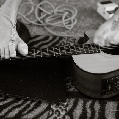  (Video) No tiene brazos, pero toca la guitarra como los grandes