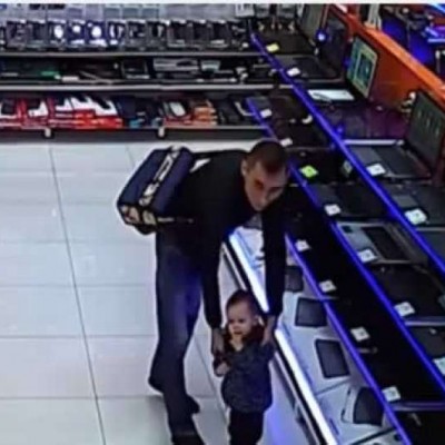  (Video) Ladrón utiliza a su hijo para ocultar computadora entre su ropa